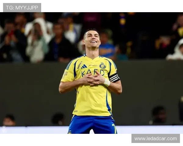 足球巨星C罗享受奢华度假生活与家人共度美好时光