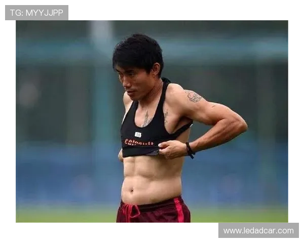 足球明星帅哥展现完美腹肌魅力照片引领健身潮流