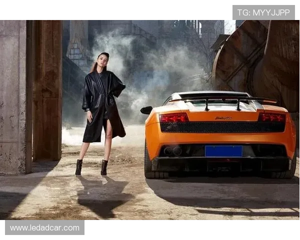 当超模邂逅足球明星:一场华丽与激情交织的爱情故事 当超模邂逅足球明星:一场华丽与激情交织的爱情故事