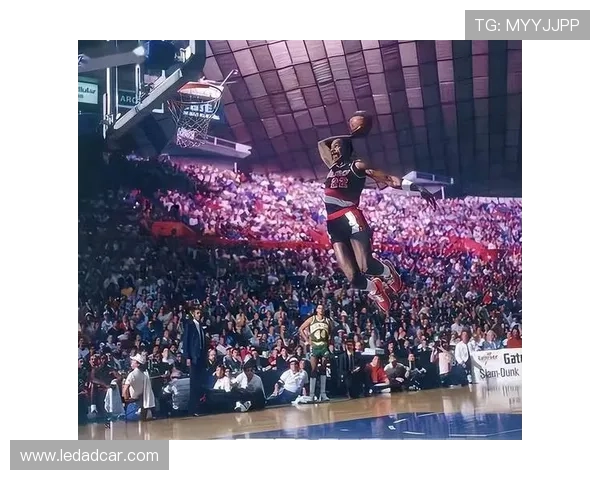 足球场上的飞人这些可以扣篮的足球明星让你大开眼界