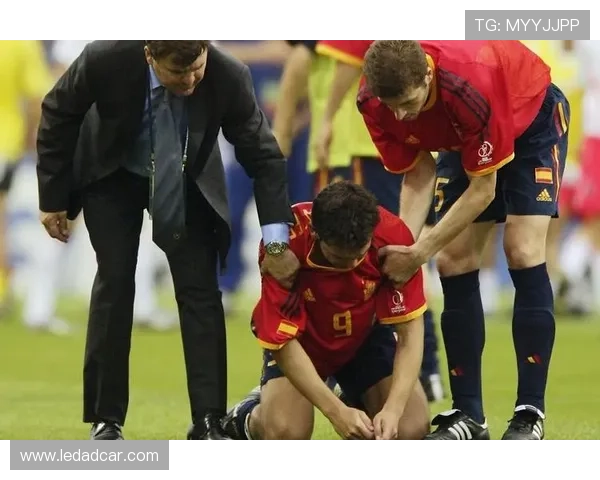 足球明星受伤瞬间高清图片展现运动的残酷与荣耀